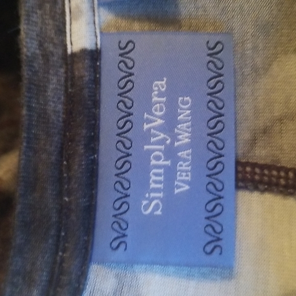 Simply Vera, Vera Wang top. - Picture 6 of 9